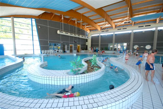 La piscine de Villé : loisirs aquatiques en hiver (eau à 32°), et bassin extérieur en été